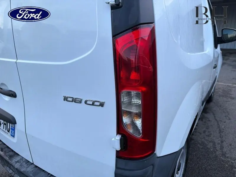Gros plan sur l'arrière droit d'un utilitaire blanc Mercedes Citan 108 CDI avec feu arrière et logo visible.