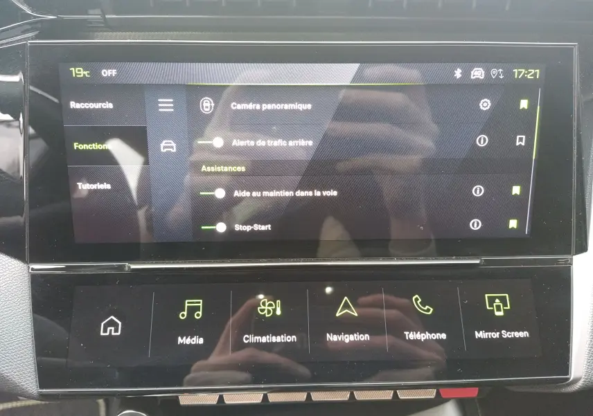 Écran tactile central du tableau de bord du Peugeot 408 Hybrid 2024, affichant les options d'assistance et de navigation.