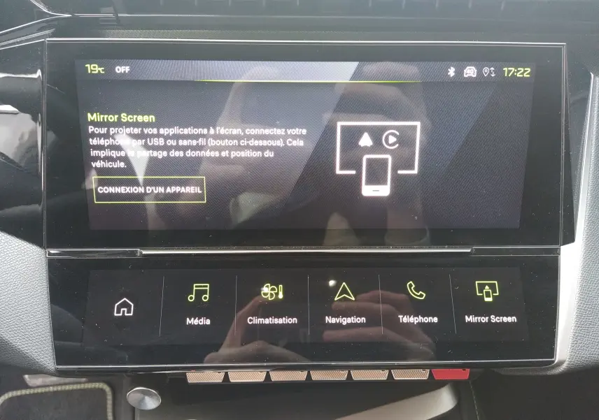 Écran tactile central de la Peugeot 408 Hybrid blanc, affichant le menu Mirror Screen avec options multimédia et navigation.