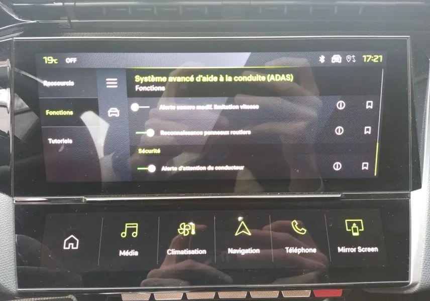 Écran tactile central du Peugeot 408 Hybrid blanc, affichant les réglages du système avancé d’aide à la conduite (ADAS).