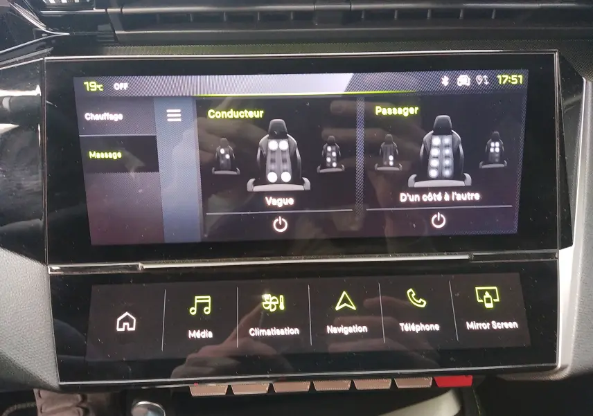 Écran tactile central de la Peugeot 408 Hybrid 2024 montrant les réglages de massage des sièges conducteur et passager.