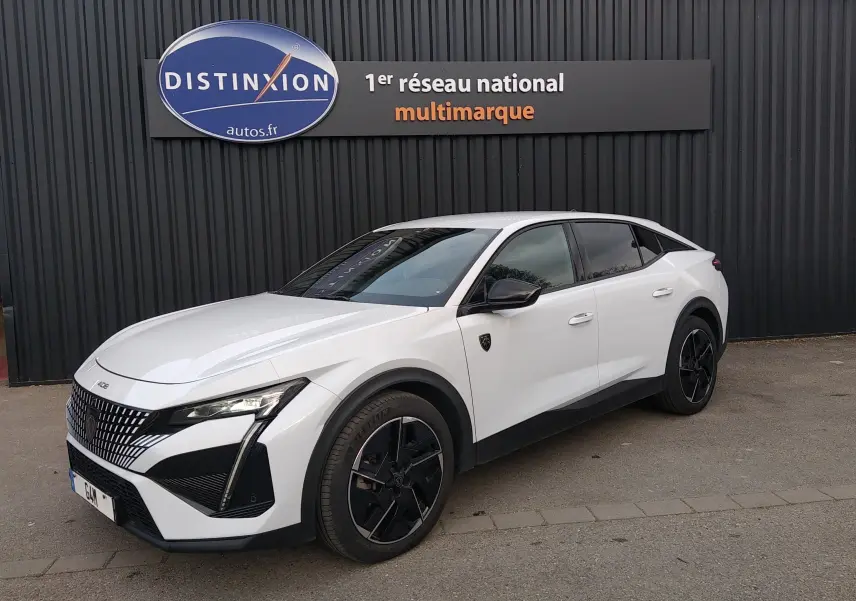 PEUGEOT 408 Hybrid blanc Okenite en 3/4 avant droit, avec jantes noires et détails noirs contrastants.