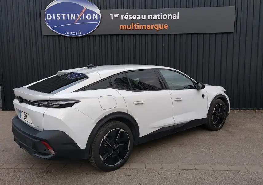 Peugeot 408 Hybrid blanc Okenite vue 3/4 arrière côté droit, avec jantes noires et vitres teintées.