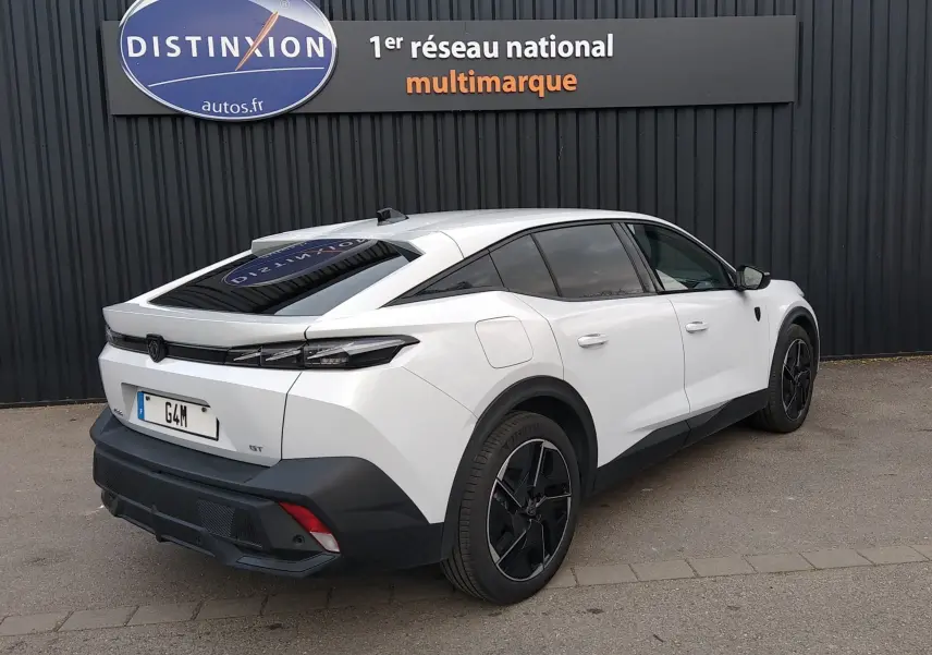 Vue 3/4 arrière droite d'une Peugeot 408 Hybrid blanche Okenite avec vitres teintées et jantes noires distinctives.