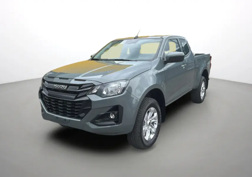 Vue 3/4 avant d'un pick-up Isuzu D-MAX 2.2 TD 164 Space Evolution vert Inishmore métallisé sur fond neutre.