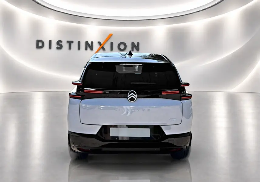 Vue arrière d'un Citroën C5 Aircross blanc et noir avec feux LED et toit bi-ton dans un showroom lumineux.