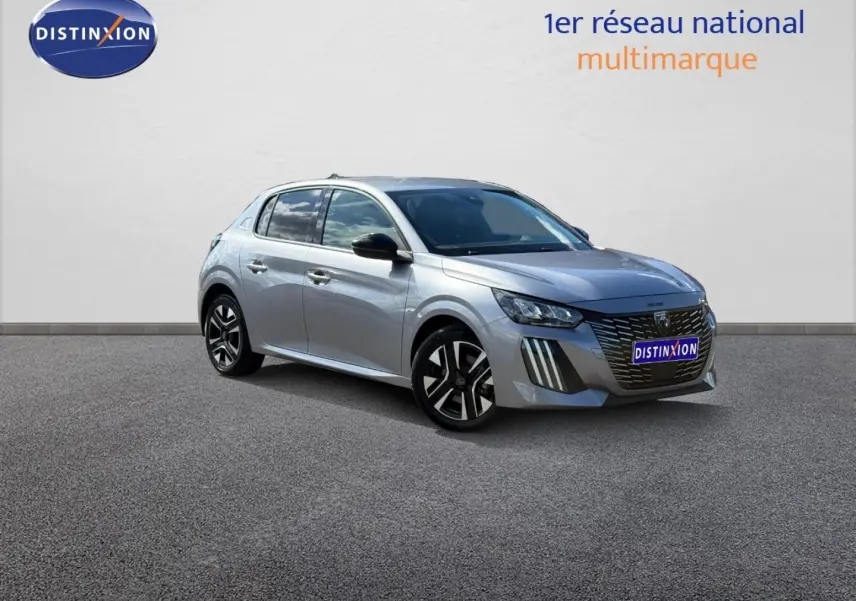 Peugeot 208 gris Artense vue 3/4 avant droit, avec jantes alu et calandre noire distinctive.