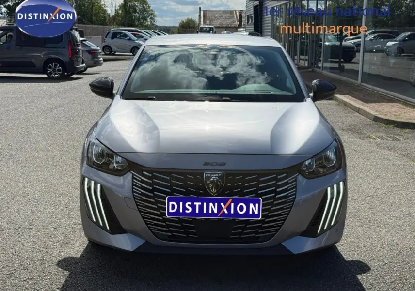 Vue avant frontale d'une Peugeot 208 gris Artense avec feux LED verticaux et calandre noire distinctive.