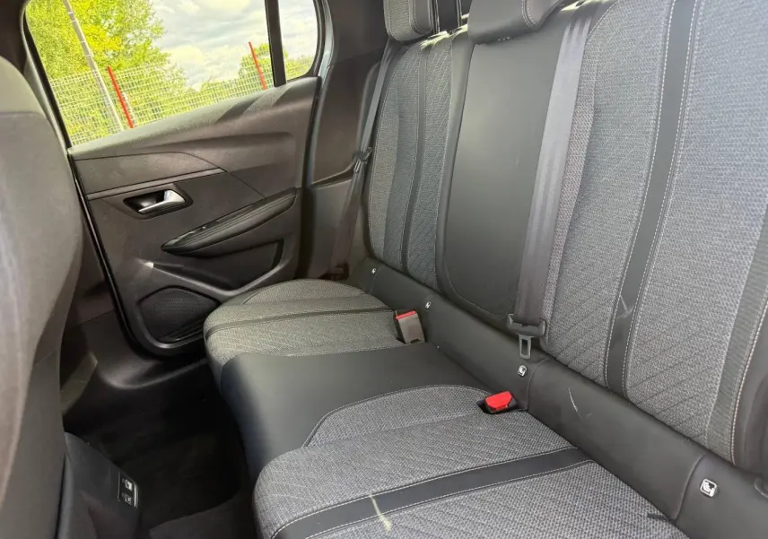 Vue intérieure côté droit sur la banquette arrière grise tissu et cuir de la Peugeot 208 1.2 100ch Allure 2025.