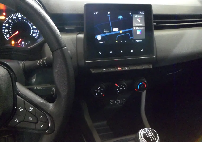 Intérieur Renault Clio V 2020 montrant le tableau de bord, écran tactile et levier de vitesse manuel en gros plan.