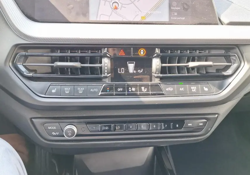 Tableau de bord de BMW Série 1 120i M Sport 2021 montrant la console centrale avec commandes climatisation et écran GPS tactile.