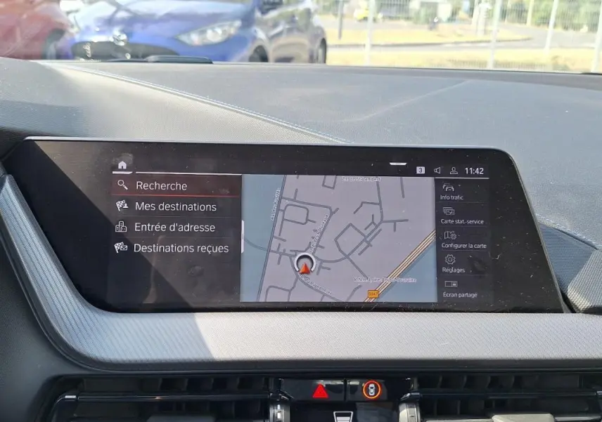 Écran tactile GPS de la BMW Série 1 120i M Sport 2021, vue intérieure du tableau de bord en lumière naturelle.