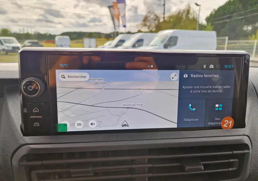 Écran tactile central du Citroën Jumpy XL gris titane montrant la navigation et les options multimédia en intérieur