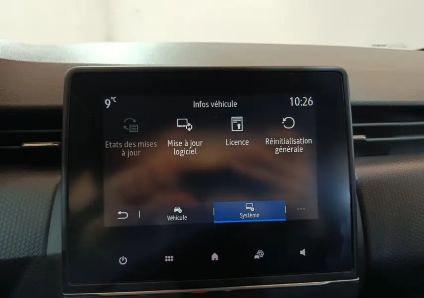 Écran tactile central de la Renault Clio gris clair 2023 affichant les options de mise à jour logiciel et système.