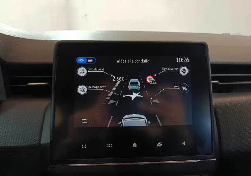 Écran tactile central de la Renault Clio gris clair 2023 affichant les aides à la conduite.