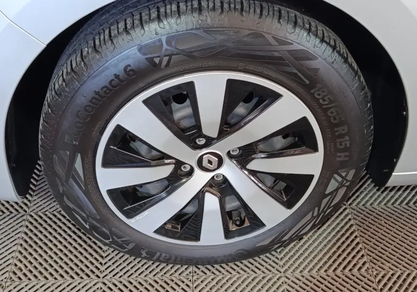 Gros plan sur la roue avant droite grise d'une Renault Clio 2023 avec jante alliage bicolore et pneu Continental.