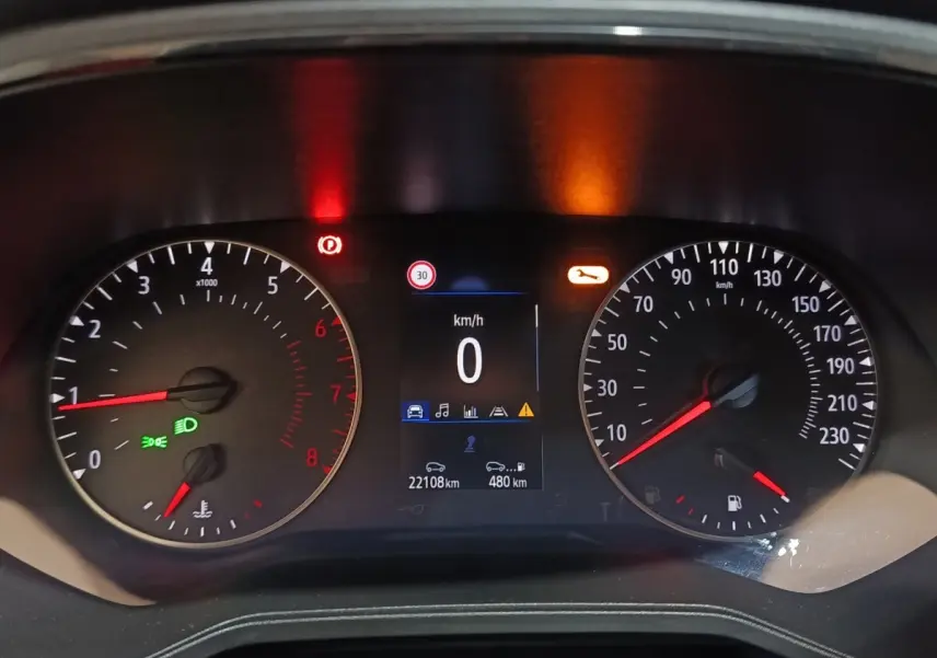 Vue rapprochée du combiné d'instruments de la Renault Clio gris clair 2023, affichage digital et compte-tours analogique.