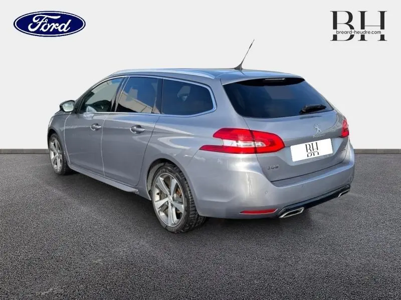 Peugeot 308 SW gris Artense vue 3/4 arrière droit, jantes alu et feux arrière LED distinctifs.