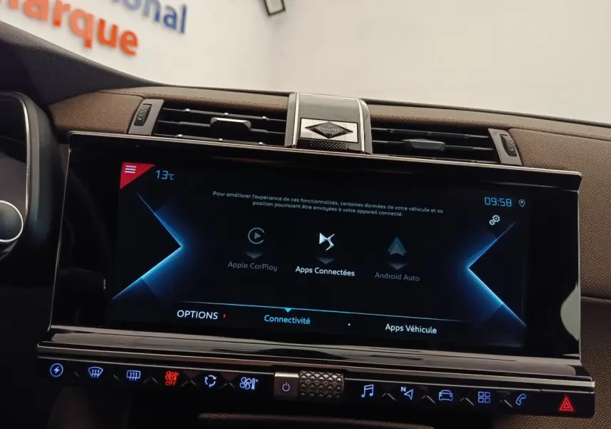 Écran tactile central du tableau de bord du DS7 Crossback E-TENSE 225, affichant Apple CarPlay et Android Auto.