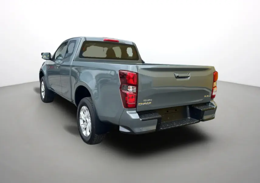 Vue 3/4 arrière gauche d'un Isuzu D-MAX 2026 gris Inishmore green metalic avec benne et jantes alu.