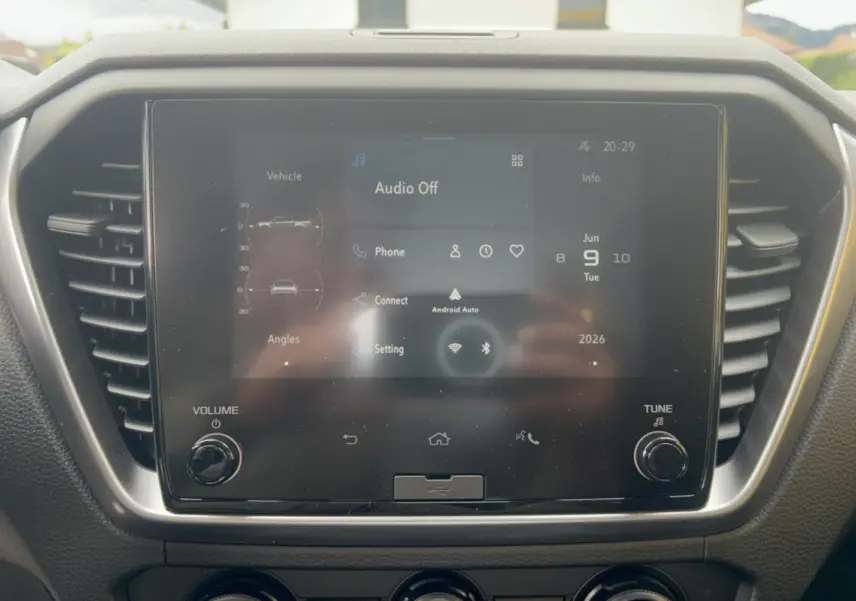 Écran tactile central du tableau de bord de l'Isuzu D-MAX 2026 avec interface Android Auto, vue frontale rapprochée.