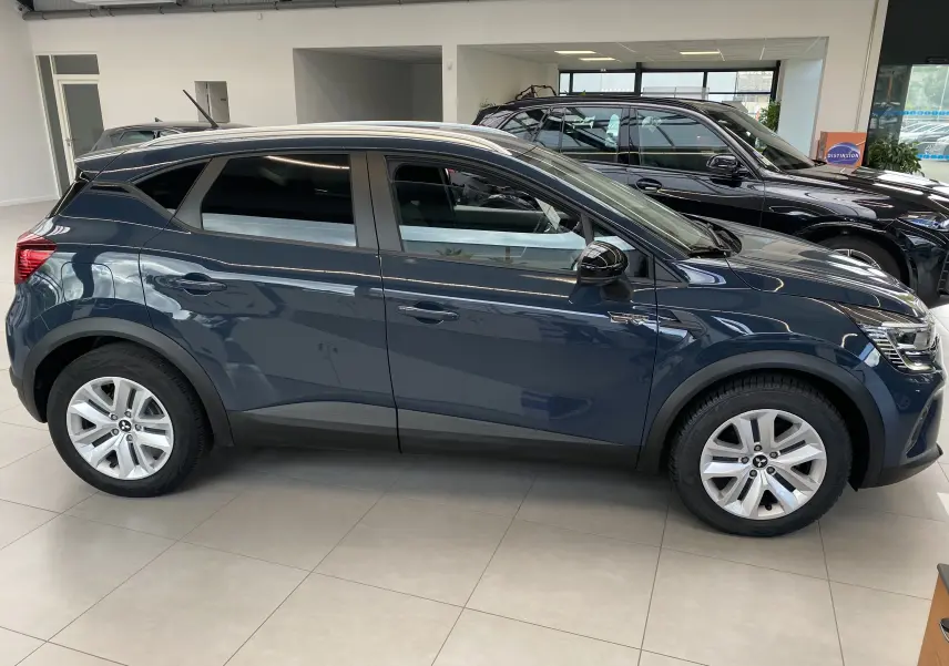 Vue de profil côté gauche du Mitsubishi ASX 2023 hybride en Steel Gray métallisé, avec jantes alliage et vitres teintées.