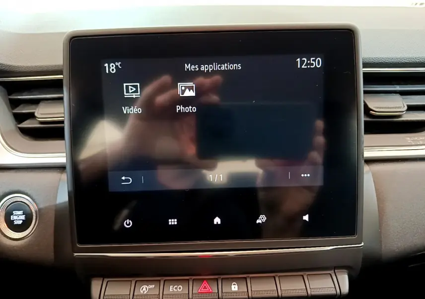 Écran tactile central affichant les applications vidéo et photo dans l'habitacle noir du Renault Captur Business 2020.
