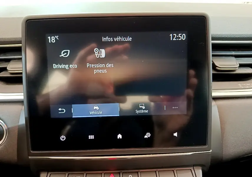 Écran tactile central affichant les infos véhicule sur un Renault Captur Business noir, vue intérieure frontale.
