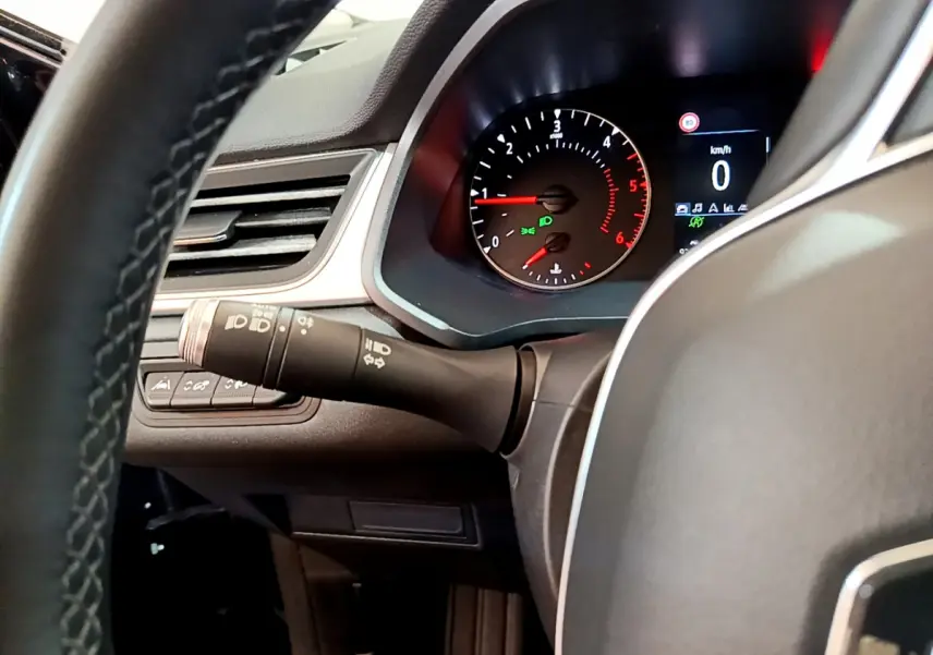 Détail du tableau de bord côté gauche du Renault Captur noir 2020 avec compte-tours et affichage digital.