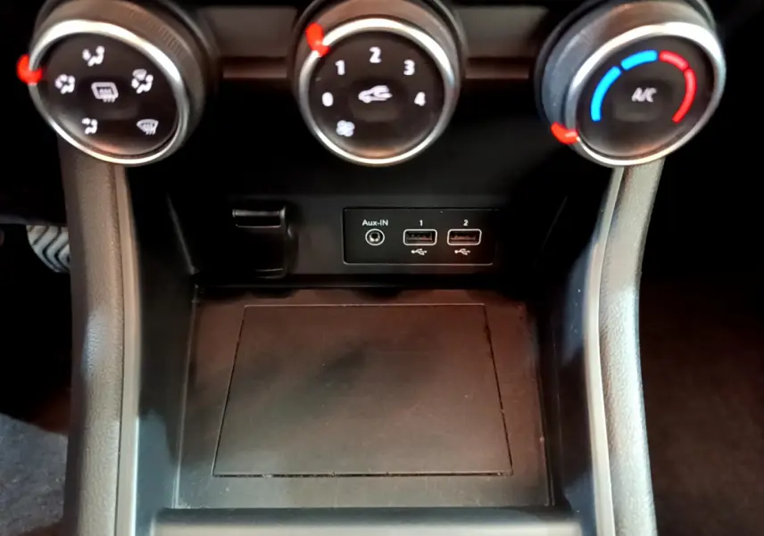 Gros plan sur les commandes de climatisation et ports USB du Renault Captur Business noir, vue intérieure centrale.
