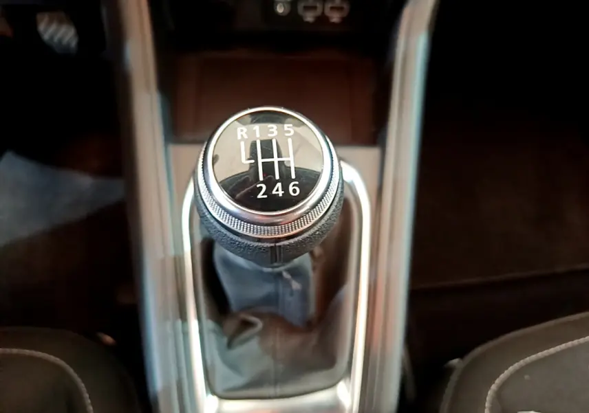 Gros plan sur le levier de vitesses manuel noir du Renault Captur Business Diesel 2020, entouré de console grise.