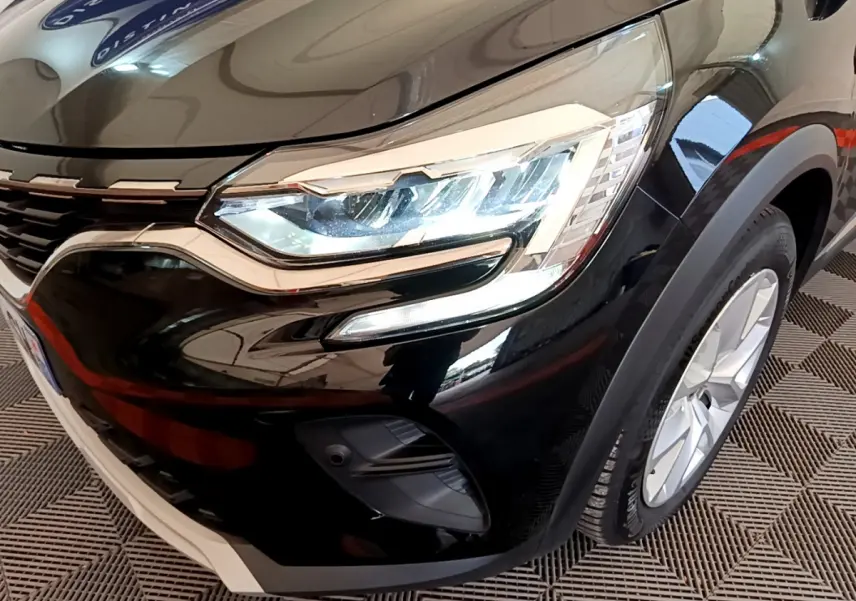 Gros plan sur l'avant droit noir du Renault Captur Business Blue dCi 95 avec phare LED et jante alu visible.
