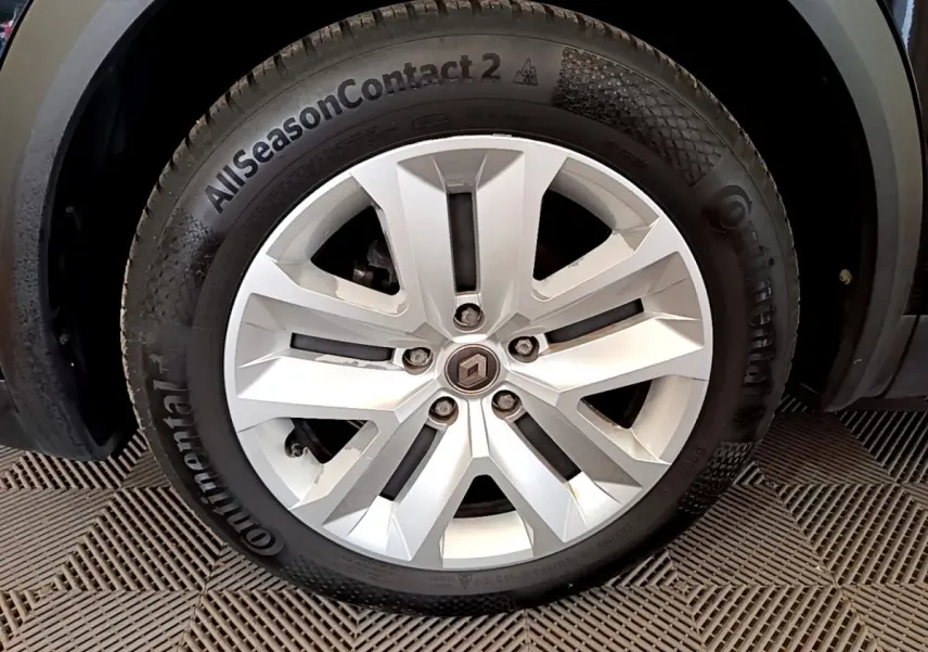 Gros plan sur la roue avant droite du Renault Captur noir 2020 avec jante alliage et pneu Continental AllSeasonContact 2.