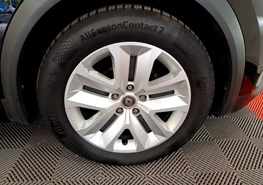 Gros plan sur la roue avant droite d’un Renault Captur noir de 2020 avec jante argentée et pneu Continental AllSeasonContact 2.