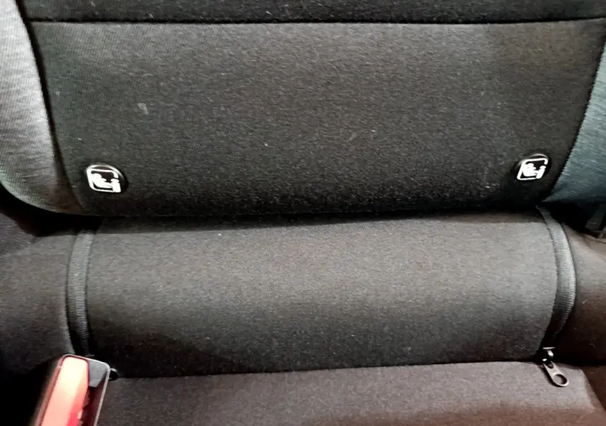 Gros plan sur la banquette arrière noire du Renault Captur 2020 avec fixations Isofix visibles.