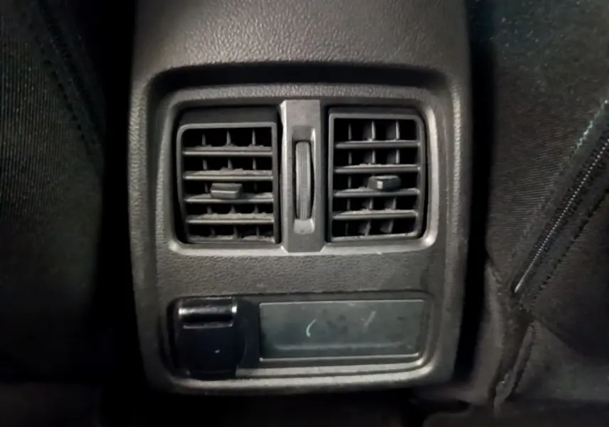 Détail des aérateurs arrière noirs et prise 12V dans l'habitacle du Renault Captur Business Blue dCi 95 2020.