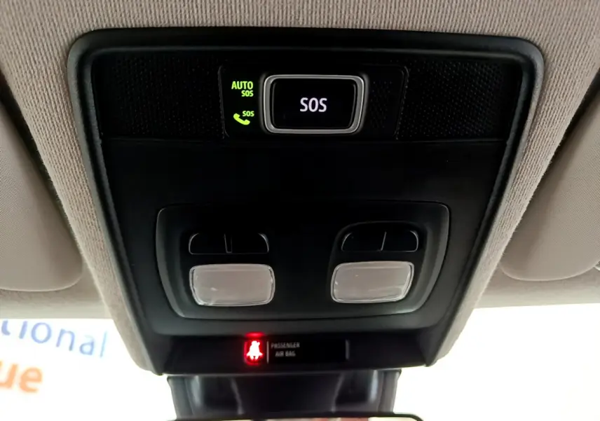 Vue en gros plan du plafonnier noir avec bouton SOS et voyants d'alerte du Renault Captur Business 2020.