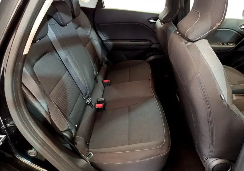 Vue intérieure côté gauche sur la banquette arrière noire du Renault Captur Business Blue dCi 95 de 2020.