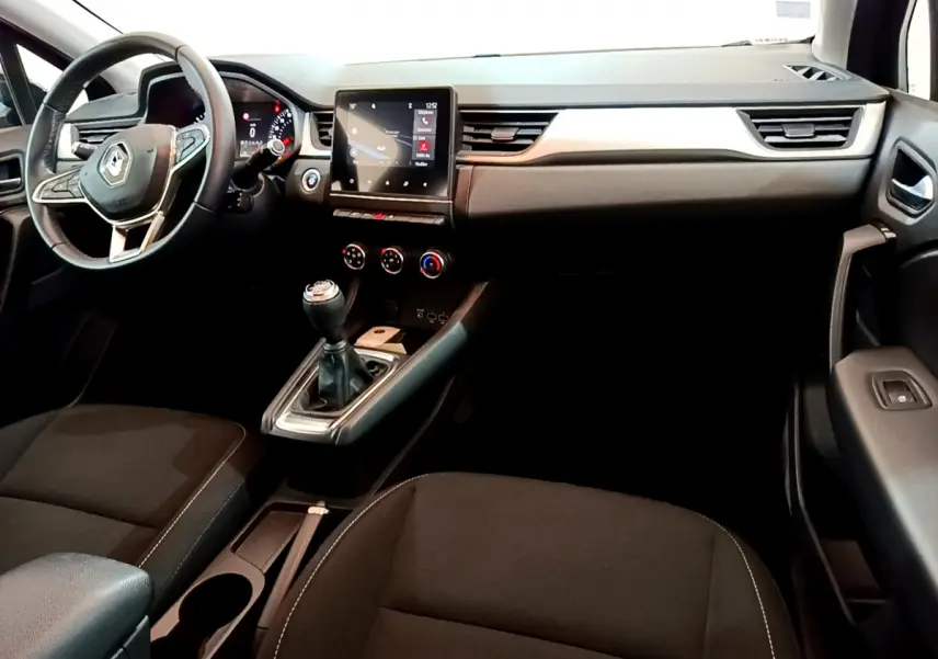 Intérieur noir du Renault Captur Business Blue dCi 95 2020, vue de face côté conducteur avec écran tactile et boîte manuelle.