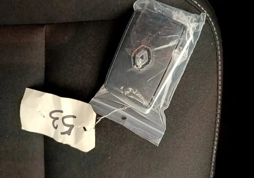 Clé Renault noire sous emballage plastique posée sur un siège tissu noir du Captur Business Blue dCi 95.