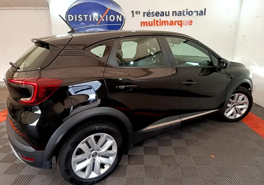 Renault Captur noir vu de profil côté gauche, stationné en intérieur avec jantes argentées et feux arrière LED.