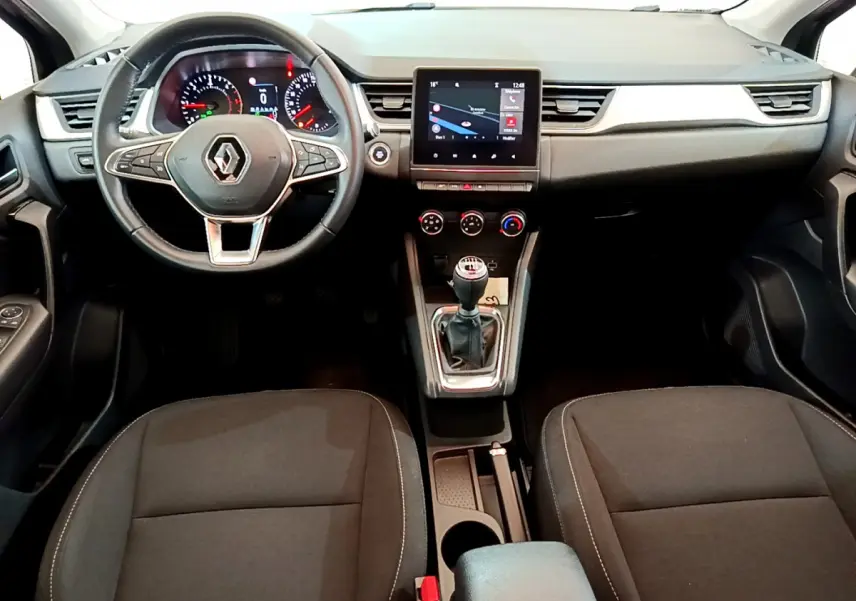 Intérieur noir du Renault Captur Business Blue dCi 95 2020, vue frontale sur le tableau de bord et la boîte manuelle.