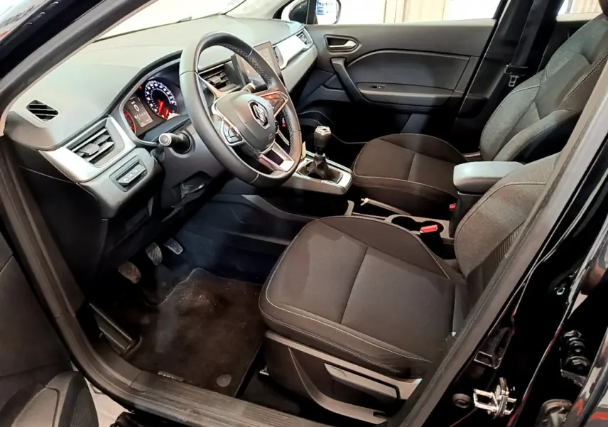 Intérieur noir du Renault Captur Business 2020, vue côté gauche sur sièges, volant multifonctions et levier de vitesse manuel.