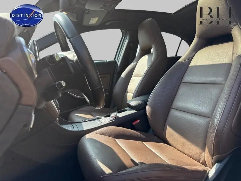 Vue intérieure côté conducteur de la Mercedes Classe A 220 CDI Business Executive avec sièges sport en cuir marron.