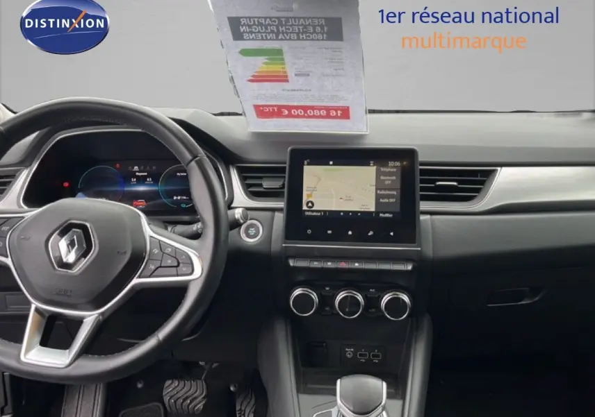 Vue intérieure du tableau de bord et volant du Renault Captur 1.6 E-Tech Plug-in 2021 avec écran tactile et commandes au volant.