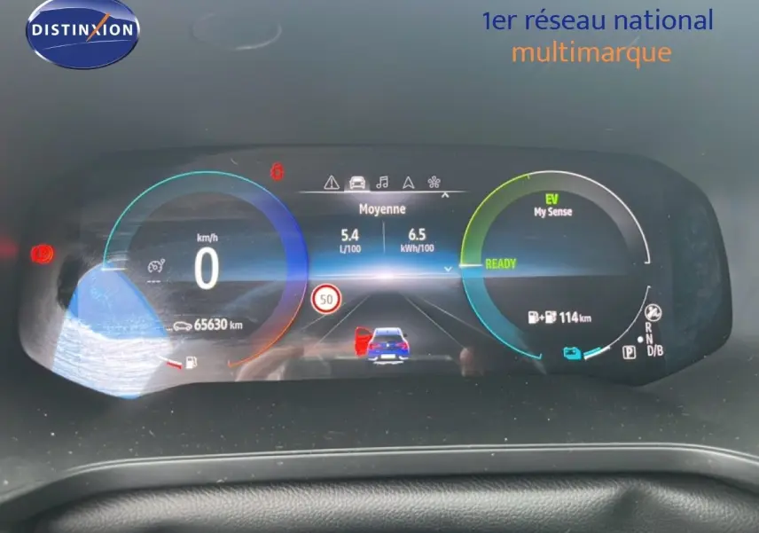 Tableau de bord numérique du Renault Captur hybride rechargeable, affichant la vitesse à zéro et l'autonomie électrique à 114 km.