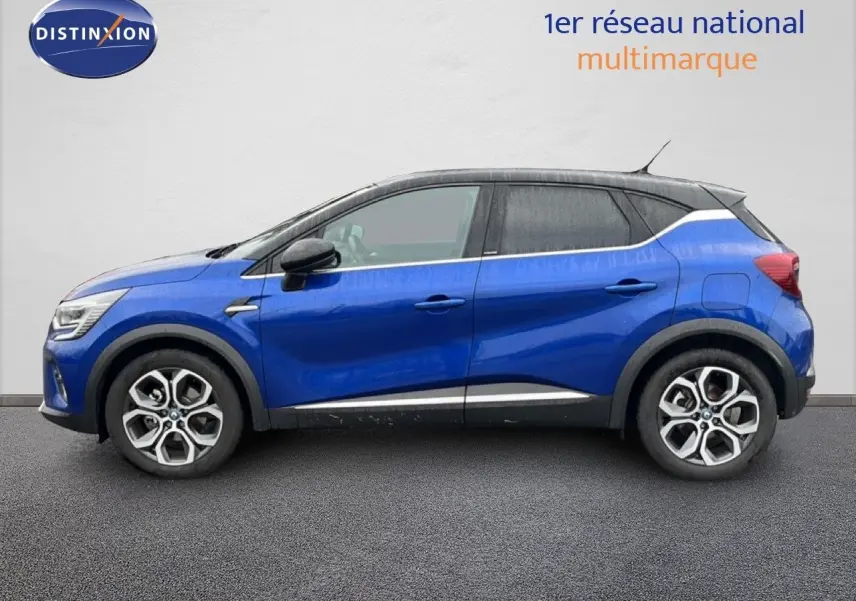 Profil gauche d'un Renault Captur bleu Iron Metal avec toit noir, jantes alliage et lignes blanches contrastantes.