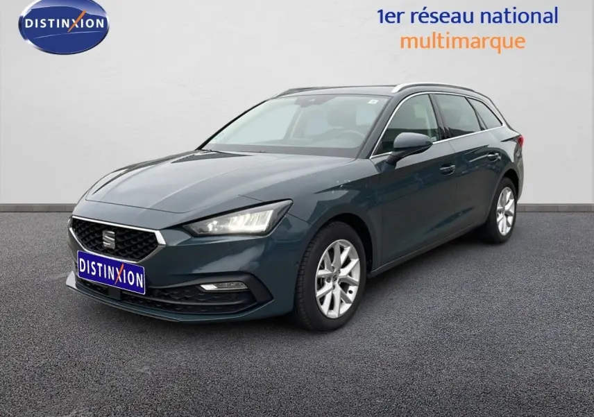 SEAT Leon ST bleu Fjord vue 3/4 avant droit, break compact avec feux LED allumés sur fond neutre.