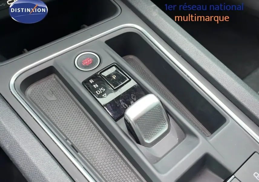 Gros plan sur la console centrale grise avec levier de boîte automatique et bouton start/stop du SEAT LEON ST 2025.