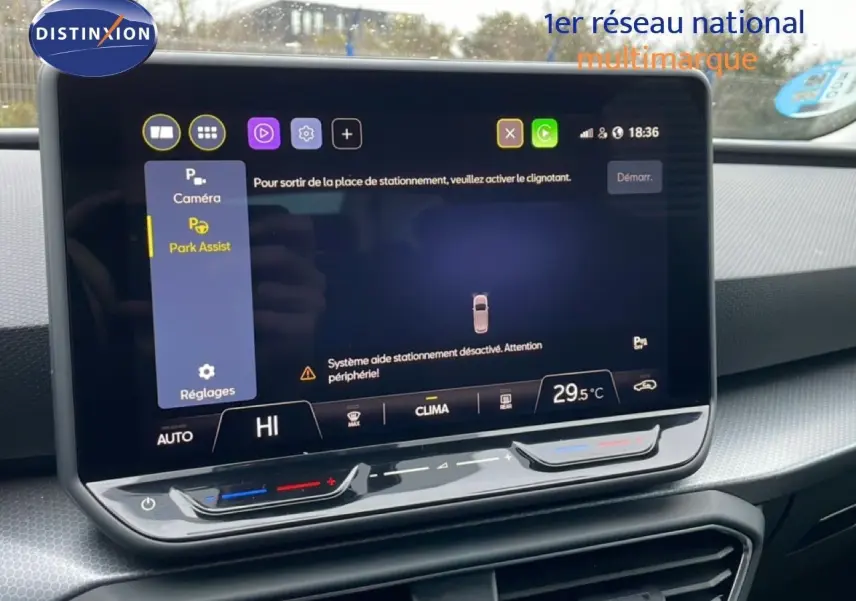 Écran tactile central affichant l'assistance au stationnement dans l'habitacle gris noir d'une SEAT Leon ST bleu Fjord.